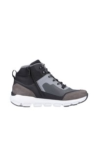 Baskets montantes sportives en mélange de mesh noir et de suède gris, avec une semelle blanche, un design à lacets et un détail de zip sur le côté.