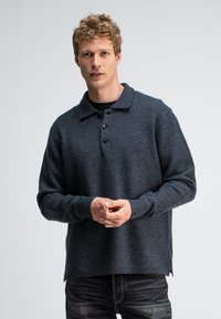 Dunkelgrauer Wollpullover mit Kragen, vier schwarzen Knöpfen, gerippten Bündchen und geradem Saum. Weiche Textur und lässige Passform.