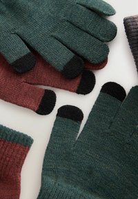 Conjunto de guantes de punto en verde y marrón rojizo, con puntas de los dedos negras y puños acanalados. Acabado texturizado con dos colores contrastantes.