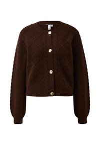 Bruine gebreide cardigan met een ronde hals, een getextureerd ruitenpatroon en gevlochten mouwen, vastgemaakt met vier gouden knopen.