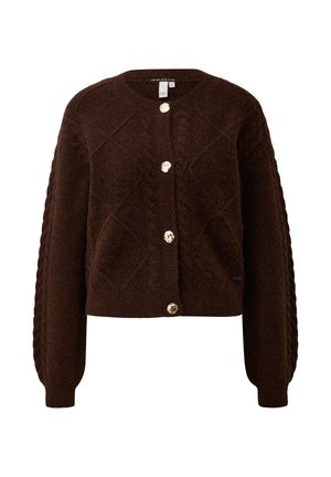 Bruine gebreide cardigan met een ronde hals, een getextureerd ruitenpatroon en gevlochten mouwen, vastgemaakt met vier gouden knopen.