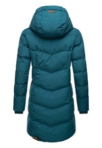 Turkos pufferjacka med huva, med en lång design, vadderad textur, elastiska muddars och en logopatch på den nedre sidan.
