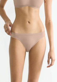 Hautfarbene Baumwollmischung-Bikiniunterhosen mit einem glatten, elastischen Bund und minimalistischer Gestaltung, ohne sichtbare Muster oder Beschläge.