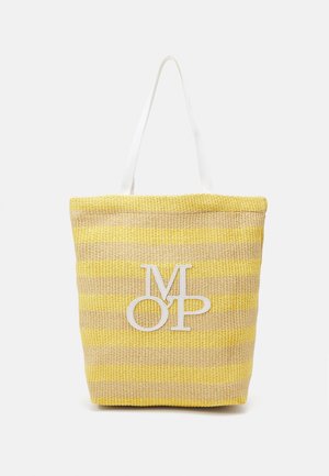 Sac fourre-tout rayé jaune et beige avec des poignées blanches et un logo "MOP" blanc. Fabriqué en matériau tissé avec une forme structurée.