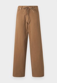 Brune brede bukser laget av bomull, med snor i midjen og to fron lommer. Teksturert stoff med en glatt overflate.