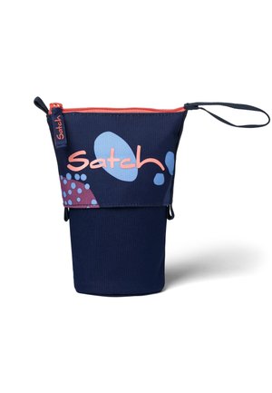 Donkerblauw Satch etui met abstracte blauwe en paarse vormen, koraalrode ritssluiting en polsbandje.