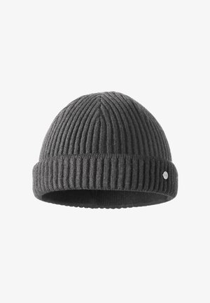 Bonnet en maille grise avec texture en côtes verticales, revers replié et petit logo métallique sur le côté. Tissu doux et chaud.