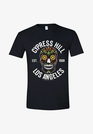 Černé bavlněné tričko s barevným potiskem lebky, květinovými detaily a textem "Cypress Hill založeno 1988 Los Angeles."
