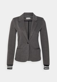 Blazer gris avec un col à revers classique, deux poches avant, et des poignets rayés noirs et blancs contrastants. Confectionné en tissu doux et texturé.
