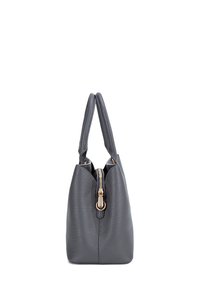 Borsa a mano in pelle grigia con finitura testurizzata, hardware dorato, chiusura con zip e due manici corti. Design compatto con una forma strutturata.