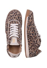 Para zamszowych trampek w panterkę z białymi sznurowadłami i beżowymi gumowymi podeszwami, pokazana z góry i z boku.