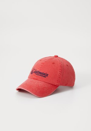 Rote Baumwoll-Baseballkappe mit gebogenem Schirm, die mit einer gestickten marineblauen Schrift und einem Knopf oben versehen ist. Der Text lautet "L’Epicerie" und "Club Culinaire."