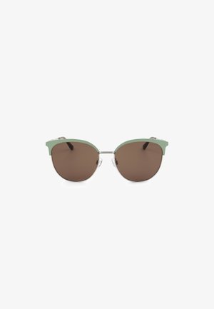 Occhiali da sole con lenti rotonde marroni e montatura superiore verde chiaro, ponte in metallo argentato e naselli su sfondo bianco.