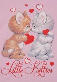 Grafika dwóch kartonowych kotków, jeden pomarańczowy, a drugi szary, z dużymi oczami, dotykających się nosami i trzymających czerwone serca na różowym tle.