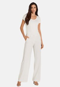 MADELEINE MIT BÜGELFALTEN - Stoffhose - white