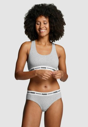 Grauer Sport-BH mit einem weißen Bund, der das schwarze "PUMA"-Logo zeigt; passende graue Unterwäsche mit ähnlicher Gestaltung; aus weichem, dehnbarem Material gefertigt.