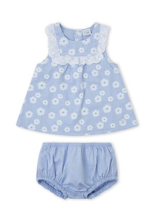 Vestido azul sin mangas para bebé con estampados blancos de margaritas y cuello de encaje con volantes, combinado con bombachos azules elásticos a juego.
