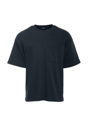 Dunkelblaues T-Shirt mit kurzen Ärmeln aus strukturiertem Stoff, mit Rundhalsausschnitt und einer einzelnen Brusttasche auf der linken Seite.