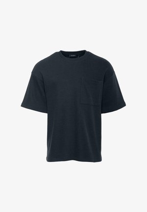 Dunkelblaues T-Shirt mit kurzen Ärmeln aus strukturiertem Stoff, mit Rundhalsausschnitt und einer einzelnen Brusttasche auf der linken Seite.