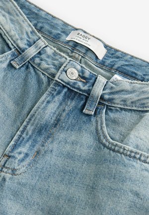 Lässige, tief sitzende Denim-Jeans in verblasstem Hellblau. Mit sichtbaren Nähten, einem Metallknopf und einem Markenlabel im Bund.