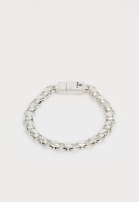 Sudraba ķēdes aproce ar pārmaiņus gludām un faktūrām taisnstūra saitēm, kā arī taisnstūra sprādzi, kurā iegravēts "MAPLE".