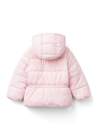 Růžová péřová bunda s kapucí, která má prošívaný design, elastický pas a manžety, vyrobená z hladkého, lehkého materiálu.