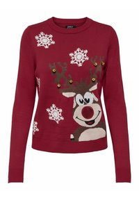 Pull en tricot rouge avec un motif de renne, des accents marron, des clochettes dorées et des motifs de flocons de neige blancs. Encolure ronde et manches longues.