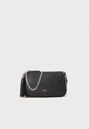 Must musta ülekande kott tekstureeritud viimistlusega, hõbedane ahelrihm ja paelaaks. Omab lukuga sulgemist ning bränditud detaili ees.