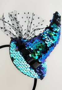 Diadeem met slavernijheks hoed met blauwe en groene ronde pailletten, zwarte glanzende band en een zwarte tule met stippen bovenaan.