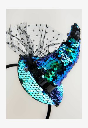 Pailletten-Hexenhut-Stirnband mit blauen und grünen runden Pailletten, schwarzem glänzendem Band und einem schwarzen gepunkteten Tüllakzent oben.