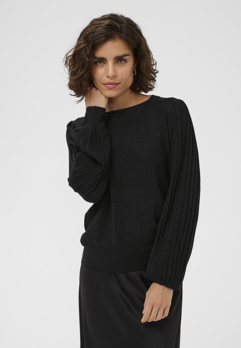 Sort pullover sweater lavet af blødt, struktureret materiale. Har ribbede puffærmer og en klassisk rund halsudskæring. Glat, afslappet pasform.