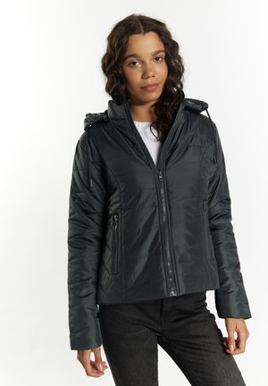 Giacca imbottita verde scuro con zip frontale, cappuccio e tasche con zip. Presenta una texture trapuntata e maniche lunghe, progettata per un look aderente.