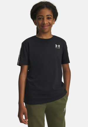 Črna bombažna majica s kratkimi rokavi, z majhnim belim logotipom na prsih in kontrastno trakovo oblogo z logotipom vzdolž rokavov.