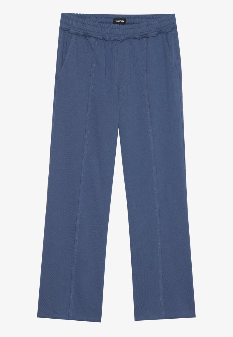 Pantaloni larghi di un azzurro chiaro realizzati in materiale morbido, con una vita elasticizzata e due tasche laterali. Cuciture verticali corrono lungo la parte frontale.