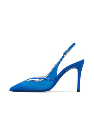 Scarpa slingback blu con tacco alto e punta appuntita, sottile cinturino alla caviglia e fibbia dorata su sfondo bianco.