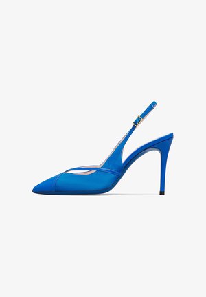 Scarpa slingback blu con tacco alto e punta appuntita, sottile cinturino alla caviglia e fibbia dorata su sfondo bianco.
