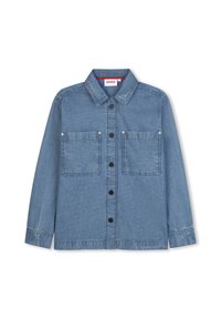 Chemise en denim bleu clair à manches longues, col, deux poches poitrine et boutons noirs. Tissu texturé avec un motif subtil.
