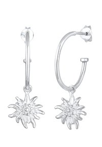 Silberne Creolen mit floralen Motiven, an denen jeweils ein strukturiertes Edelweiß-Blütenanhänger hängt.