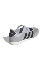 Scarpa da ginnastica grigia Adidas con strisce nere, suola bianca e cinturini elastici incrociati, vista dal retro a sinistra su sfondo bianco.