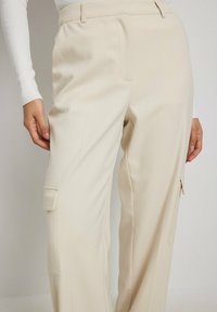NA-KD Cargohose - cream