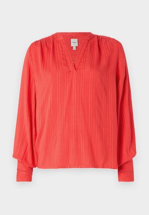 Rød bluse med lange ermer og V-hals, med vertikale striper, samlet skuldre og teksturerte detaljer. Lett, luftig stoff.
