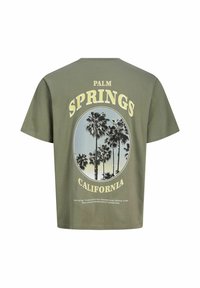 Λαδί πράσινο μπλουζάκι με εκτύπωση Palm Springs California που απεικονίζει ψηλούς φοίνικες μέσα σε οβάλ πλαίσιο στην πλάτη.