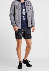 Nike Performance Triko s potiskem - dark blue