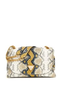 Kabelka přes rameno s hadím vzorem, zlatými řetízkovými popruhy a trojúhelníkovou plaketou s logem Guess na předním klopovém zapínání.