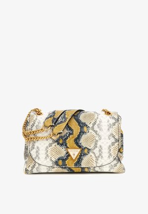 Bolso de hombro con estampado de serpiente, correas de cadena dorada y una placa triangular con el logo de Guess en el cierre de la solapa frontal.