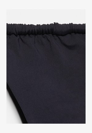 Bas de bikini avec ceinture élastique noire, tissu lisse et couture froncée le long du bord supérieur.