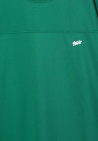 Cămașă sportivă verde, confecționată dintr-un material texturat, având un guler rotund și un logo alb în zona pieptului.