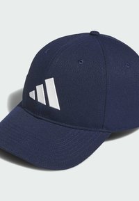 Marineblauwe pet van gestructureerde stof met een gebogen klep en een wit logo met drie strepen aan de voorkant. Verstelbare sluiting aan de achterkant.