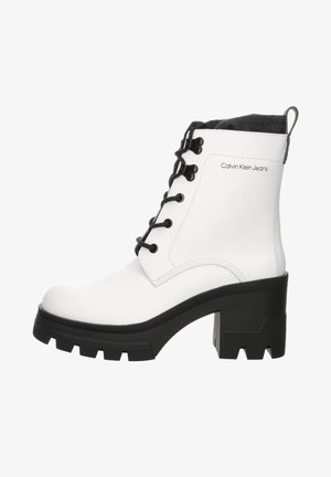 Botte Calvin Klein Jeans blanche mi-mollet avec talon épais noir, lacets noirs et semelle robuste, vue de côté sur fond blanc.