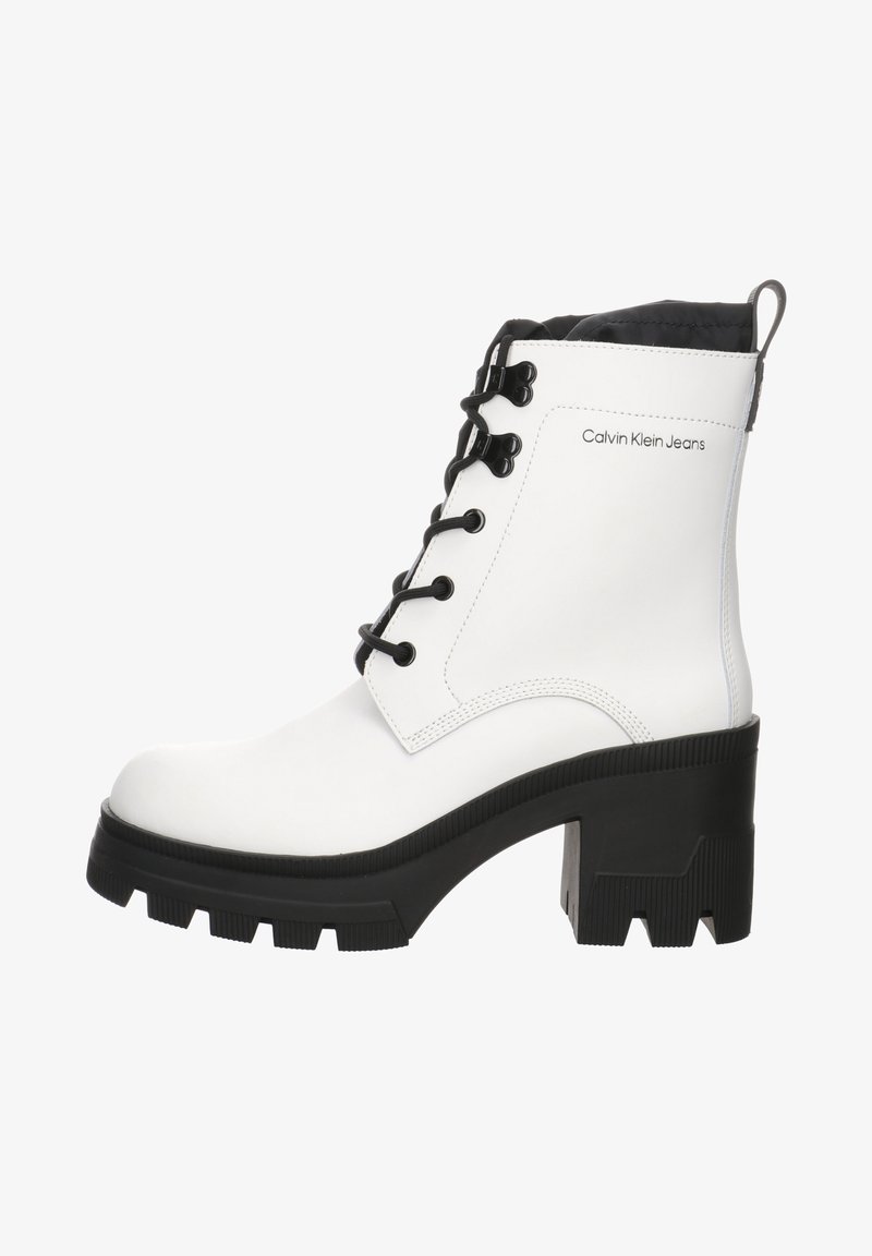 Botte Calvin Klein Jeans blanche mi-mollet avec talon épais noir, lacets noirs et semelle robuste, vue de côté sur fond blanc.